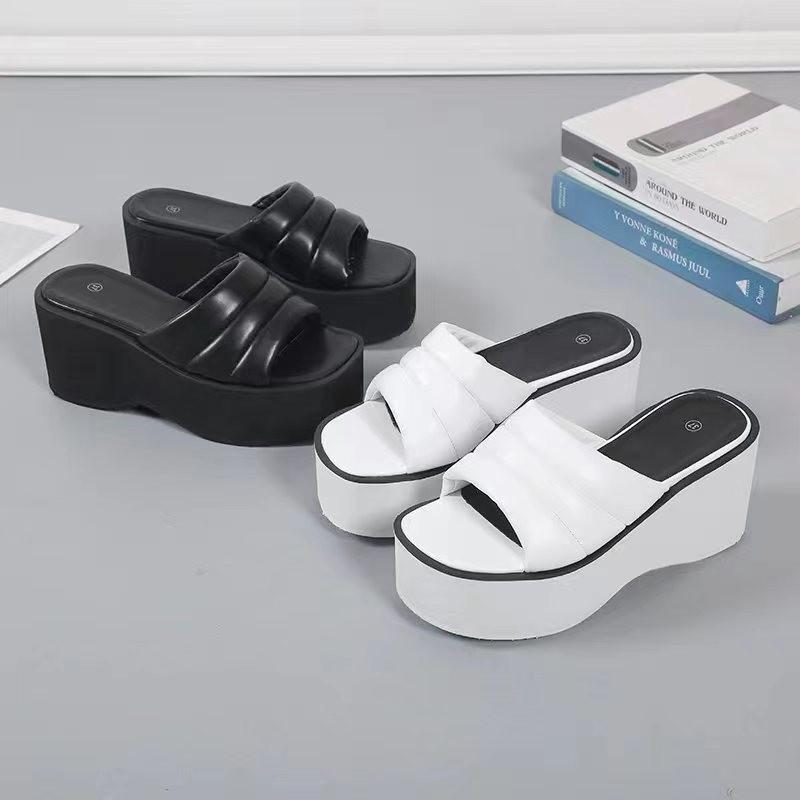 Übergröße Damenpantoffeln mit dicker Sohle und dickem Absatz 20253 neu quadratische Zehenpartie flacher Boden europäisch und amerikanisch einteilig einfarbig Keilabsatzschuh