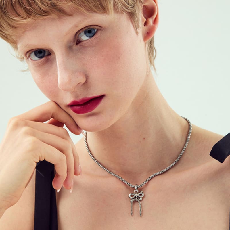 

FEVERISH Tied Motion Choker Necklace FREE