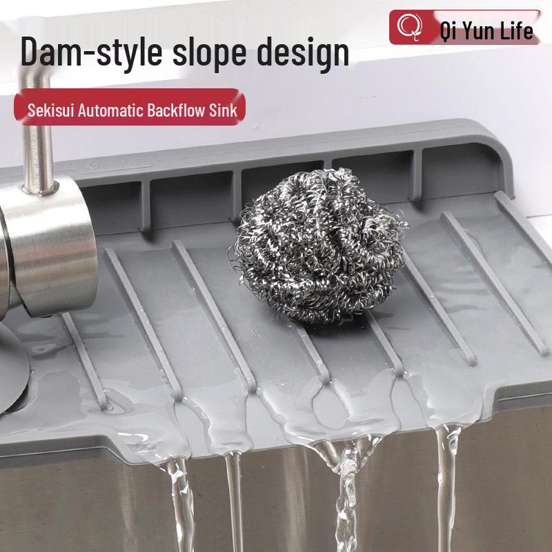 Silikonová odkapávací podložka pod baterii s bočním otvorem – Ochrana proti stříkající vodě do dřezu a podložka proti hromadění vody se spádovým odvodem.