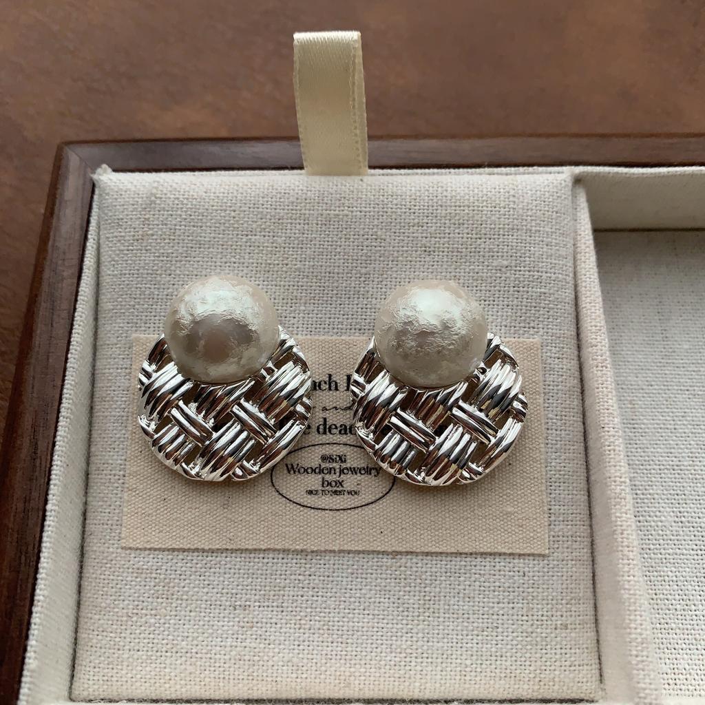 Round Braided Pearl Stud Earrings Vintage Textured French Elegant Three-dimensional Earrings