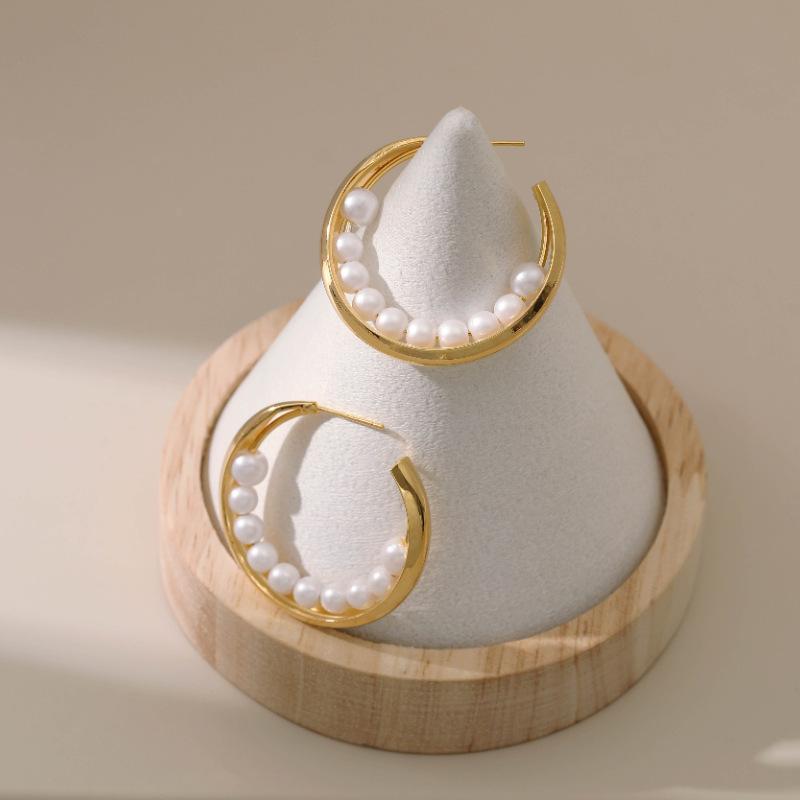 Trendy european and american style 18k gold plated brass pearl earrings - elegant stud earrings with shell pearls