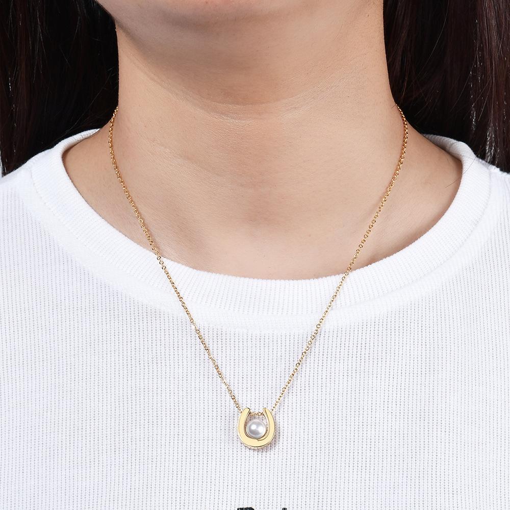 Retro U-Shaped Horseshoe Pearl Pendant Necklace
