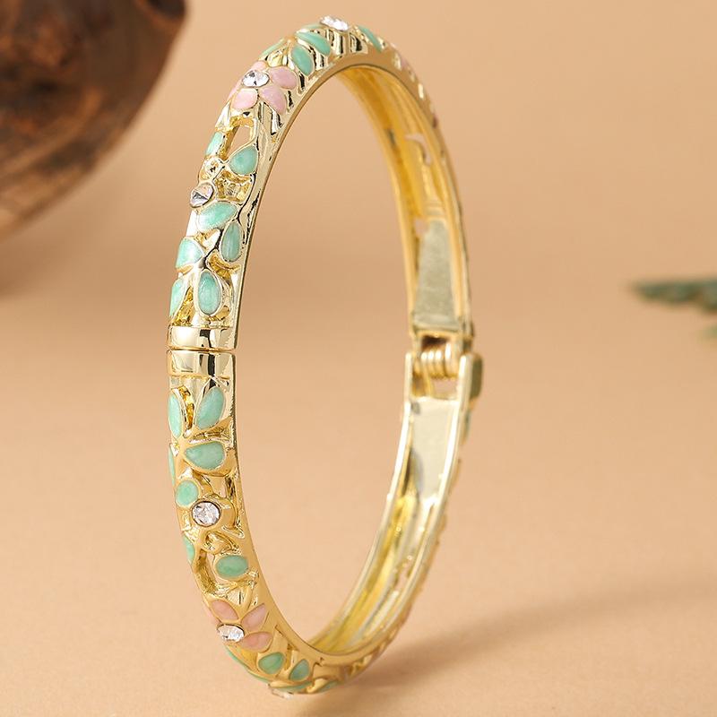 [Retro Chinese Filigree Cloisonne Drip Oil Bangle with Inlaid Diamonds and Hollow Enamel Design]