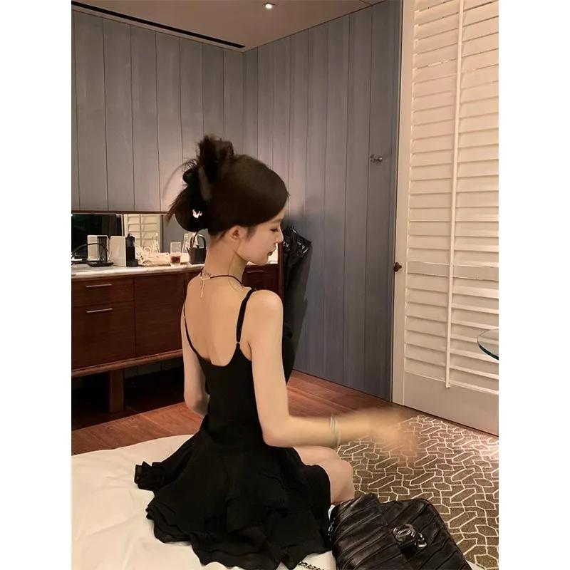 Vestido Curto Preto Feminino com Alças Finas Costas Abertas Barra com Babados Vestido de Festa
