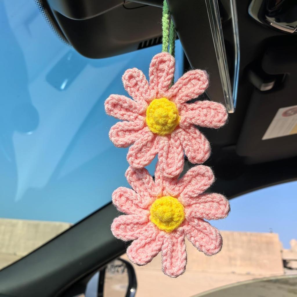 Cute Crochet Daisy Car Hanging Ornament, Handmade Knitted Flower Rear View Mirror Charm for Women, Aesthetic Car Accessories for a Cheerful and Cozy