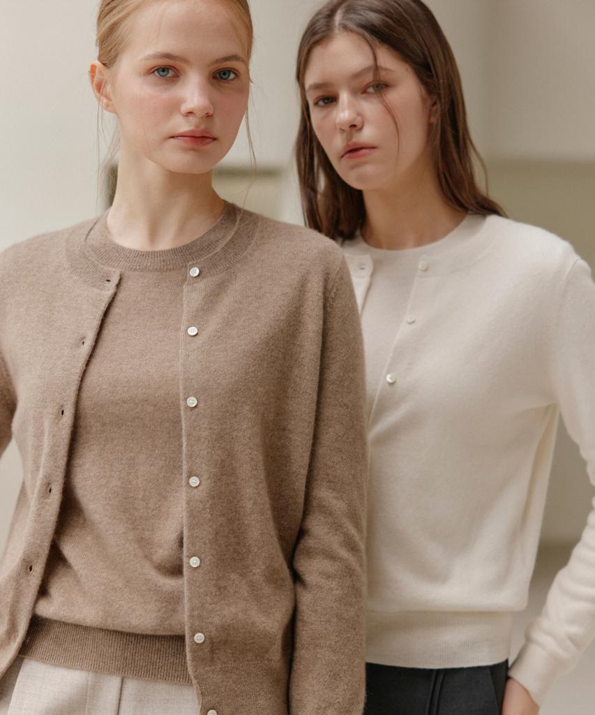 JE NE SAIS QUOI [100% Cashmere] Signature Crew Neck Cashmere Cardigan_ Mocha