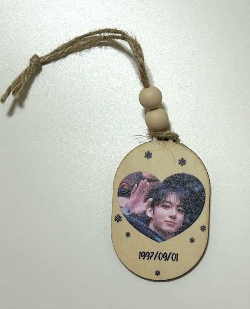 

[USED] BTS Jungkook Wooden Ornament
