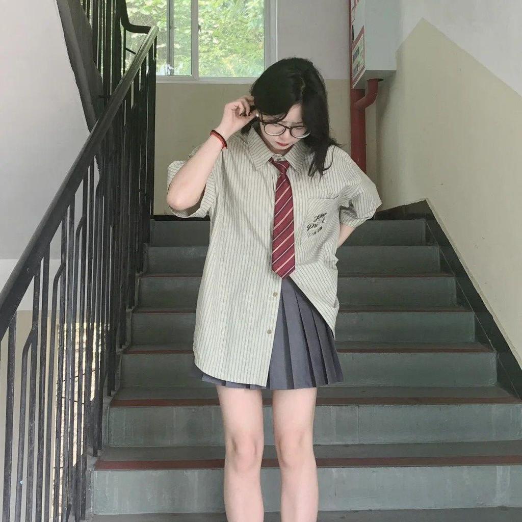 Conjunto de Duas Peças Feminino Estilo College Primavera: Camisa de Manga Curta Listrada e Saia Plissada Cinza