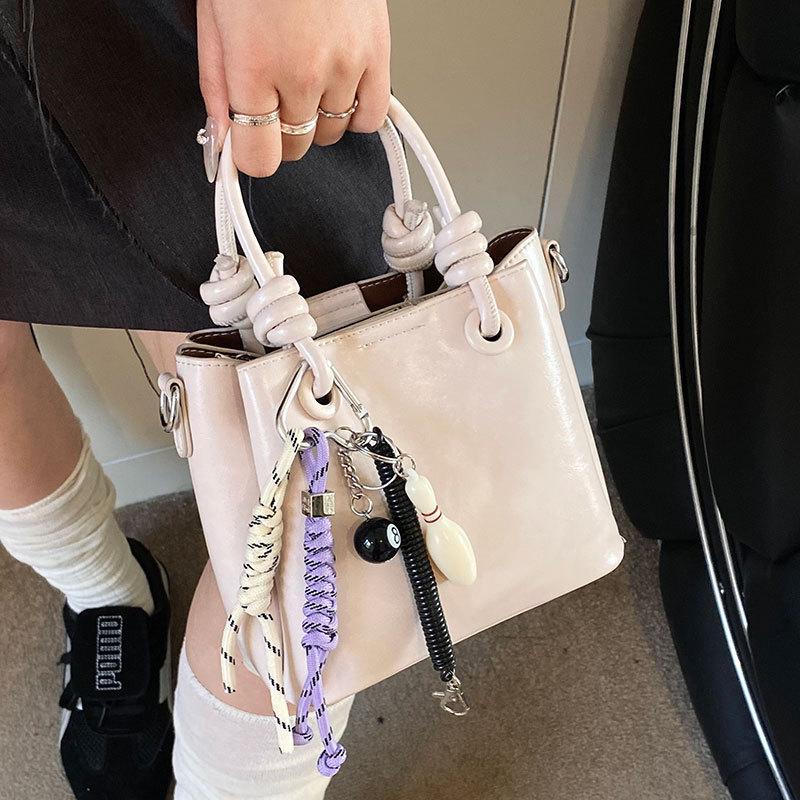 Trendy new products niche simplicity high sense Korean version sweet portable bucket bag versatile commuter foreign style messenger women's bag