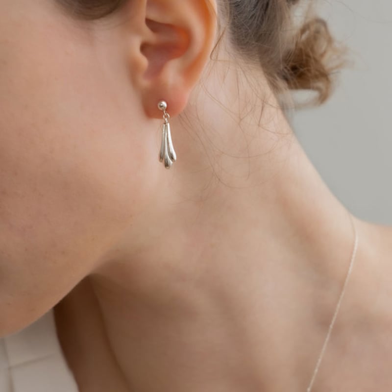 Aube de moi Long Shell Drop Earring