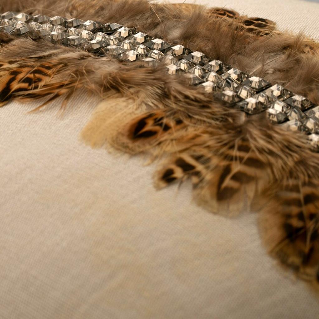 The HomeCentric Poszewki na poduszki dekoracyjne beżowe poduszki na kanapę lniane pióra i kryształy nadruk zwierzęcy styl nowoczesny wielkanocny - egzotyczne pióra