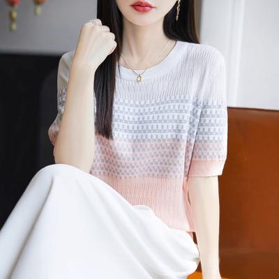 Un nou top de vară tricotat cu mânecă scurtă și gât rotund, care este larg, casual, subțiază și este versatil.