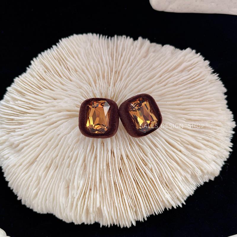 Autumn/Winter Exquisite Flocked Square Earrings: Women s Luxury Studs for Fashionable Elegance