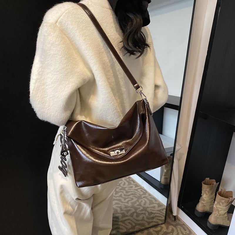 IELGY High-End Retro Bag Women's Winter Shoulder Armpit Bag Casual All-Match Commuter Messenger Bag