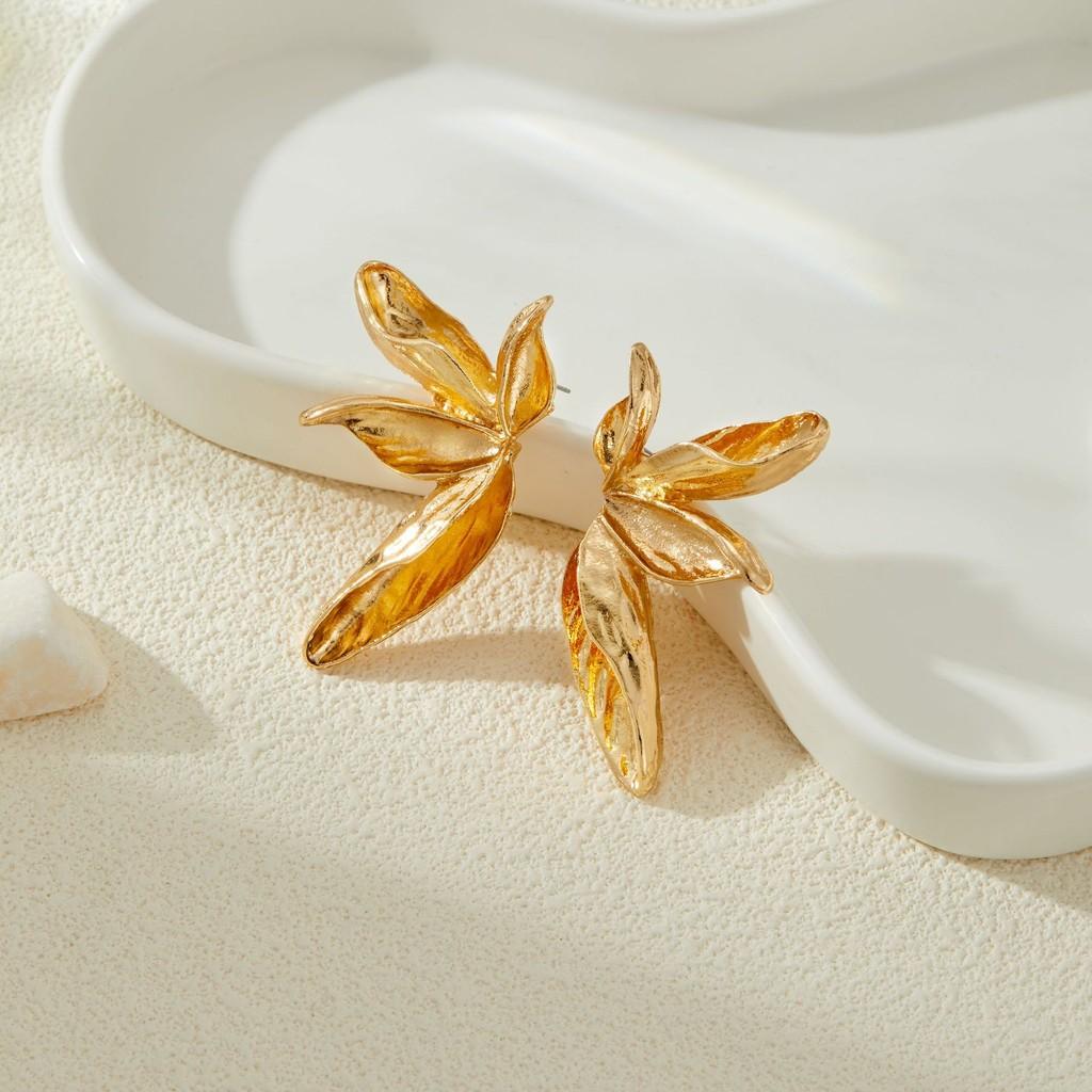 Beautifully Gold Crafted And Silver Floral Leaf Earrings For Trendy Women In Fashion Fall