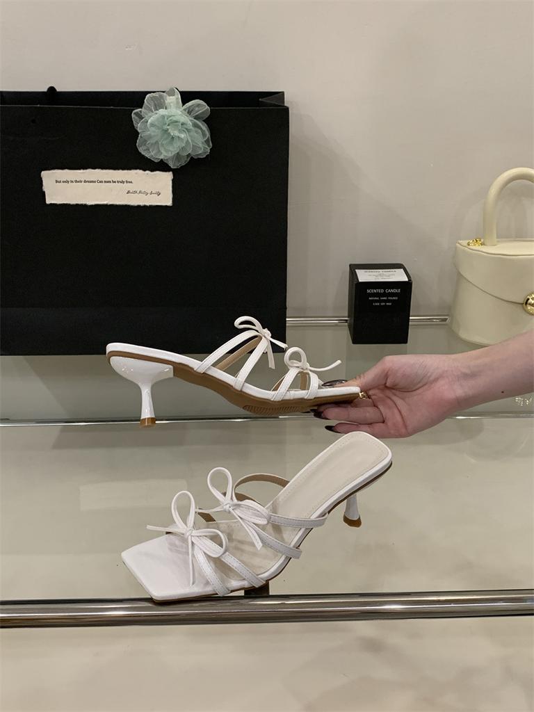 2025 Sommer neue Feenstil High-Heel coole Hausschuhe tragen dünnen Riemen Schleife mit Rock Temperament Hausschuhe Frau