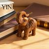 Ornamenti Auspiciosi per la Casa, Statuetta Elefante, Statua in Resina con Effetto Legno, Scultura Animale Decorativa per Ingresso, Soggiorno, Camera da Letto