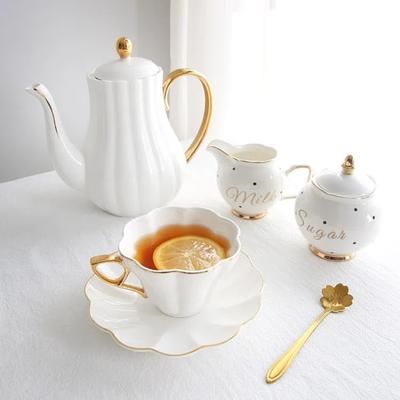 Juego de Taza de Té y Platillo de Cerámica Sakura en Relieve – Blanco con Borde Dorado, Estilo Zakka