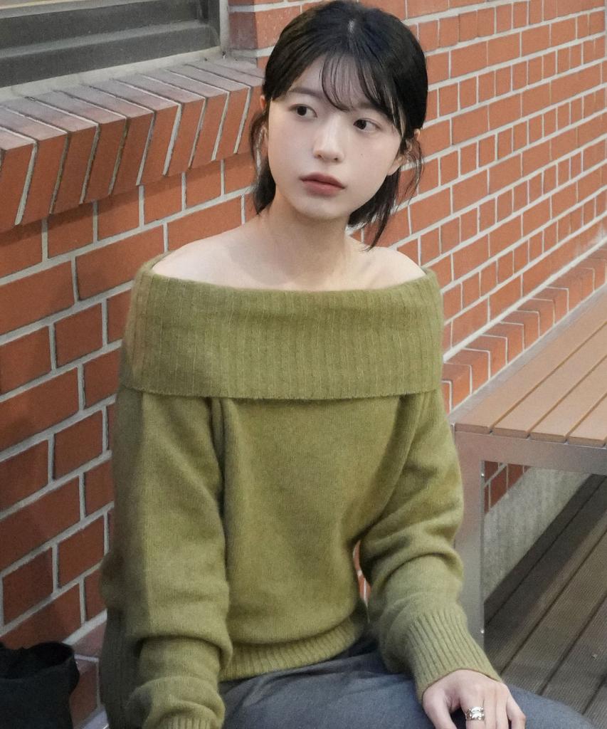 THERYE Off Shoulder Raccoon Knit(Olive)