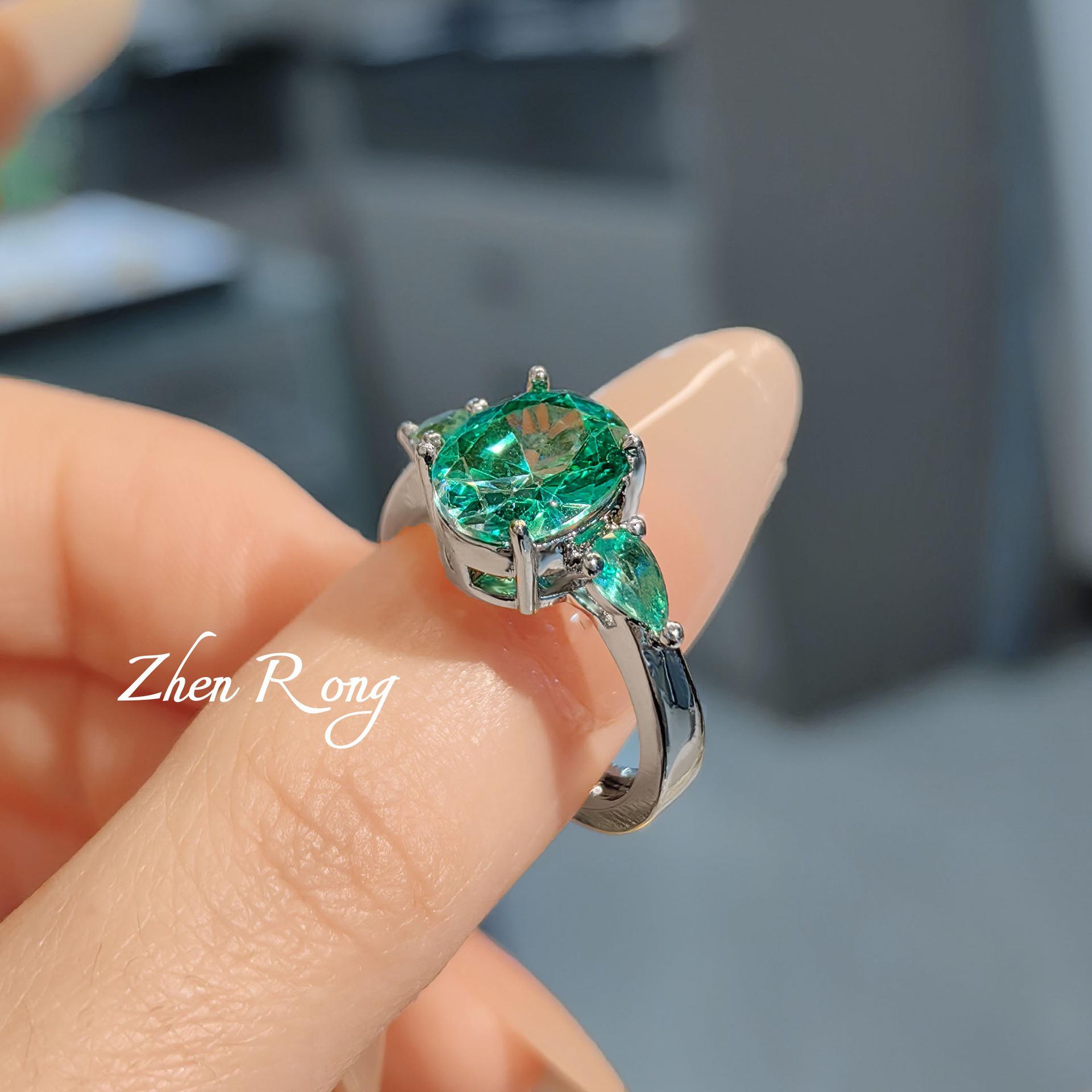 

Элегантное колье-подвеска с параибским турмалином, серьги-пусеты с турмалинами и ослепительное разомкнутое кольцо с бриллиантами высокой чистоты