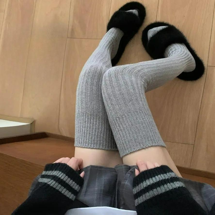 

New Women s Wool Calf Sockings Autumn/Winter Knitted Thicken Black White Socks Fashion Japanese JK Over The Knee Length Sockings One Size