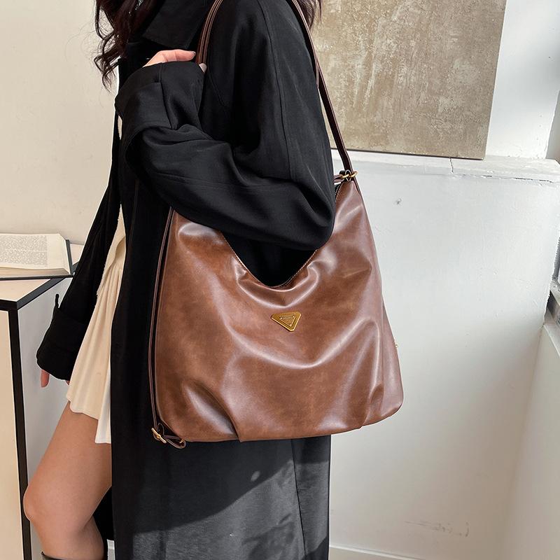 2025 winter new retro simple shoulder bag soft surface casual commuter backpack autumn and winter new messenger