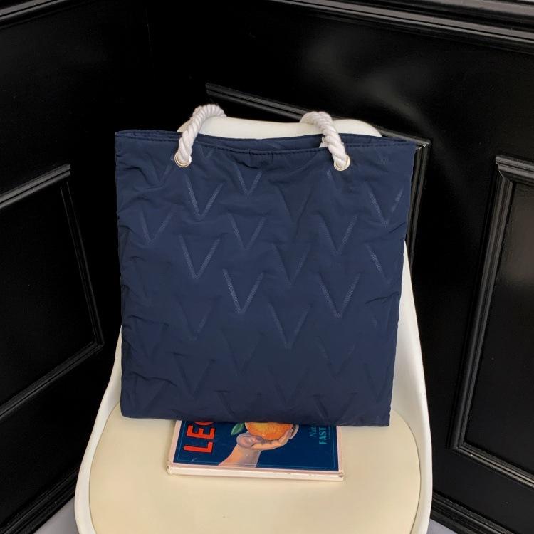 

Cotton clothing bag autumn and winter diamond grid cotton clothes fashion shoulder bag large capacity tote bag urban simple handbag темно-синий