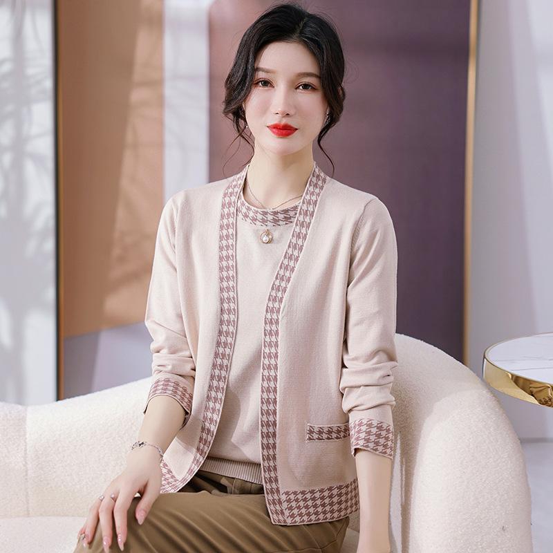 

Stylish 2026 Spring Knit Suit for Middle-Aged & Elderly Women: Two-Piece Cardigan Set 2XL (110-120 lbs)