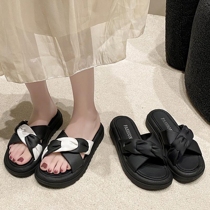 Thick-soled slippers women ins trendy summer outer wear fashion 2025 new inner height increase muffin slope heel Internet celebrity slim sandals