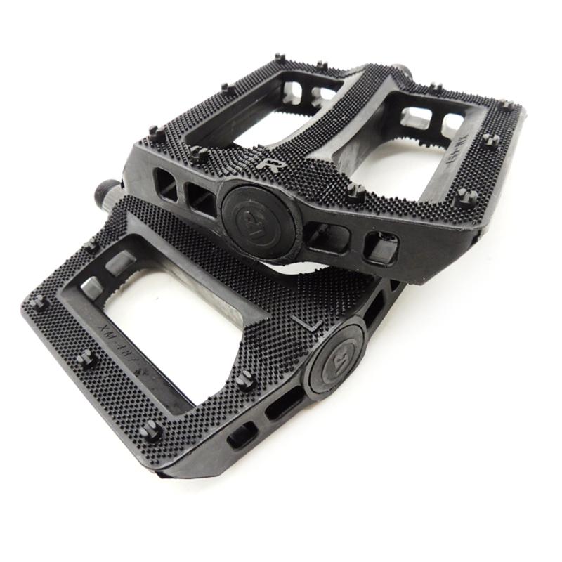 Plastic Wide Pedal Light Weight Hollow Nonslip Bicycles Pedals Cycling Platform Pedals for Road Bike Cycling Accessories