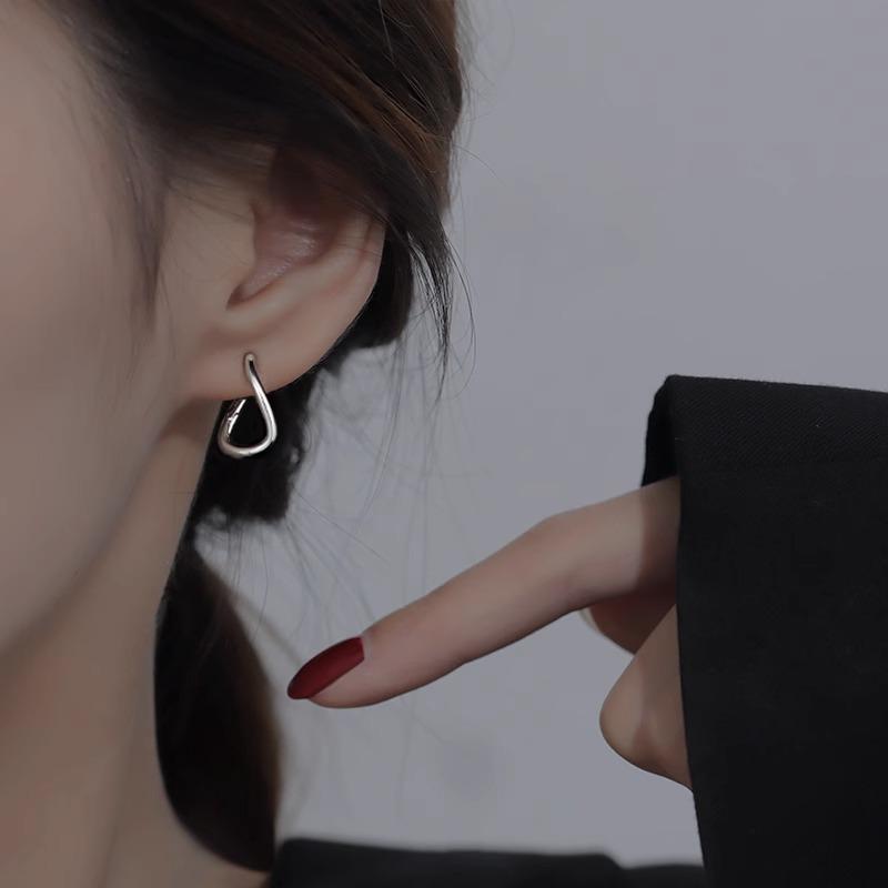 

2024 Women s Minimalist Irregular Hoop Earrings - High-End Niche Design Jewelry