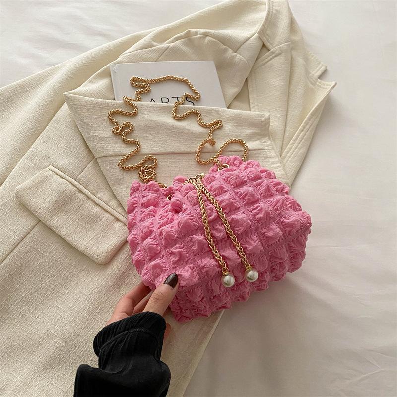 

This year s popular fashion Korean version pleated shoulder bag women s 2025 summer new casual ins underarm bucket bag розовый