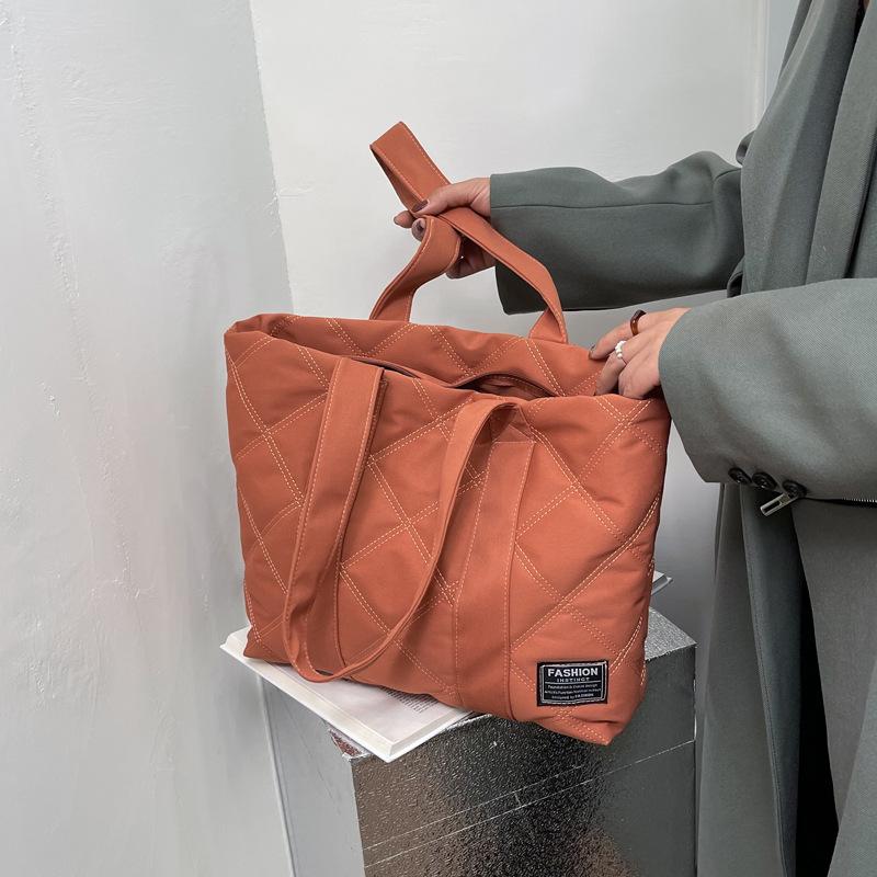 New Fashiable Flow Large Capacity Casual Lightweight Nyl Handbag Ladies Fashiable Street One Shoulder Package