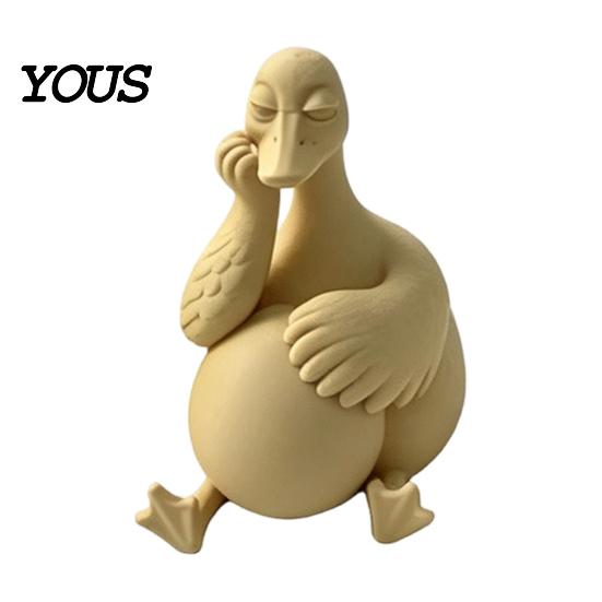 Minimalistische Wohnaccessoires Tagträumerische Entenfigur, Hält ein Ei Skulptur, Harz Matt Statuen Tierstatue, Kreative Schreibtischornamente