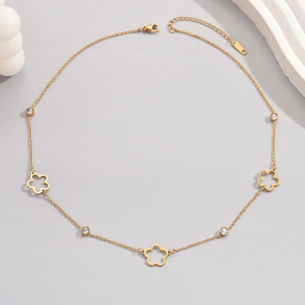 1pcs fashionable and elegant popular hollowed out five-leaf clover inlaid zirconia necklace, fashionable and versatile four-leaf