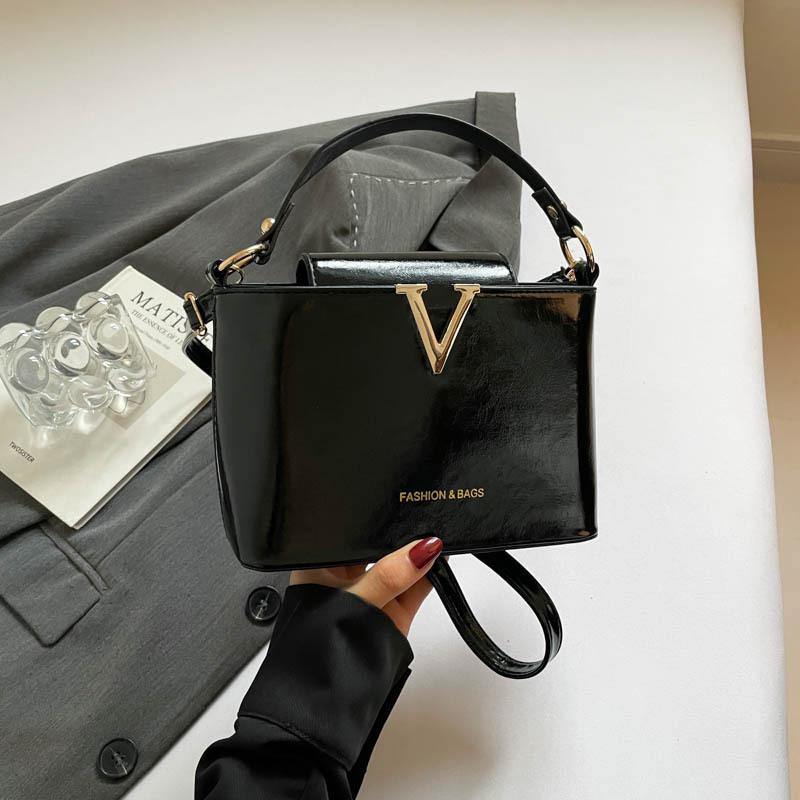 New 2025 Simple V-shaped Decoration Portable Ins Fashionable Foreign Style Shoulder Crossbody Trendy Bucket Women's Small Bag