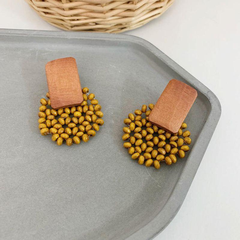 

Южная Корея Дондэмун Тот же товар Деревянные бусины Плетеные серьги Стильные Легче всего сочетать Геометрические круглые серьги-гвоздики Женские аксессуары Light brown