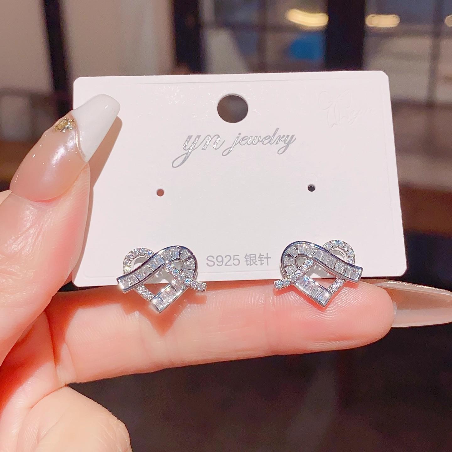 

Temperament diamond-set love stud earrings women s light luxury small earrings niche earrings