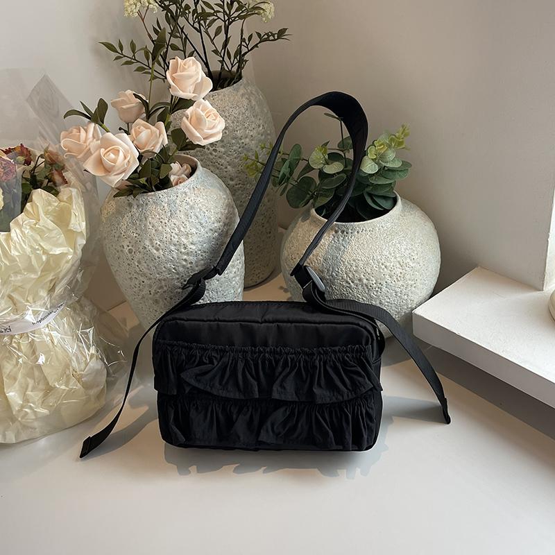 

Новая нишевая дизайнерская плиссированная женская сумка с юбкой по краю, стильная и модная сумка через плечо, нейлоновая маленькая квадратная сумка