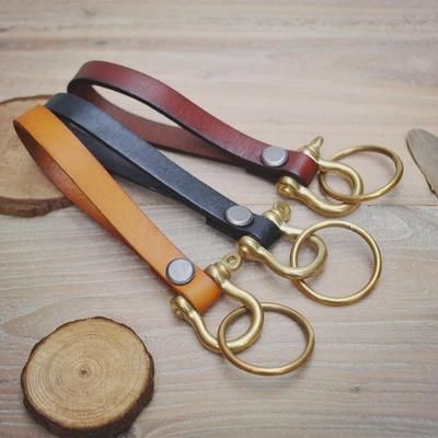 Top Layer Vegetable-Tanned Cowhide Keychain with Brass Horseshoe Buckle - Retro Design