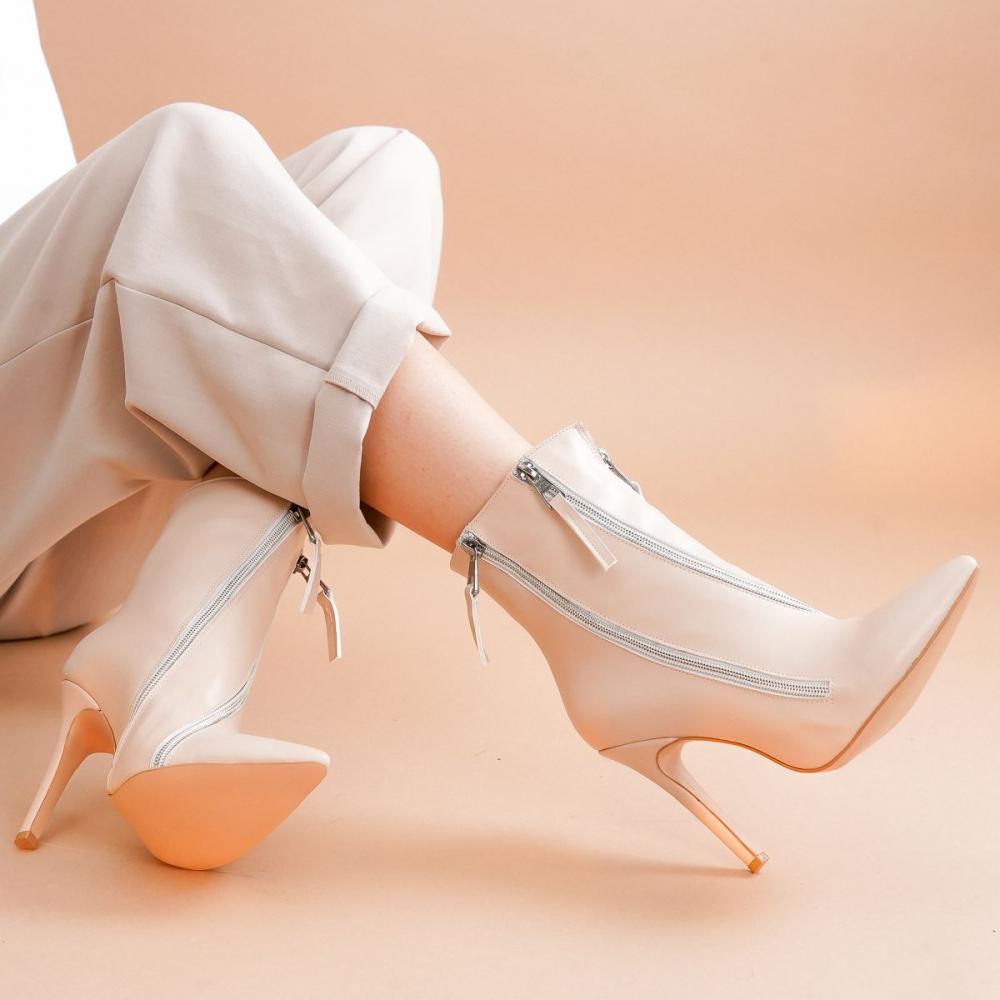 

Женские кожаные сапоги на каблуке с застежкой-молнией