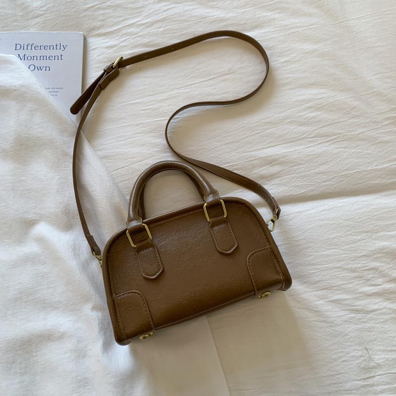 

Ретро иностранный стиль маленькая сумка 2025 осень новая французская простая мода на плечо сумка-мессенджер ощущение портативная маленькая квадратная сумка