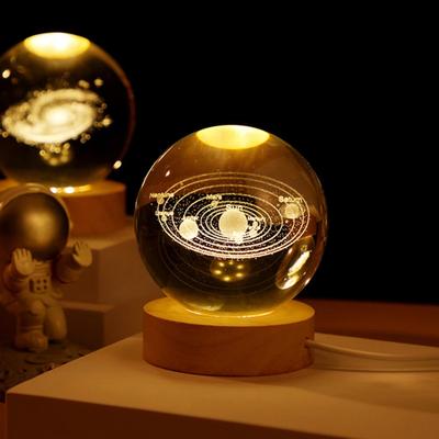 Ahşap Tabanlı Kristal Top Gece Lambası 3D Kazınmış Samanyolu Sistemi USB Tak Çalıştır Başucu Lambası Masaüstü Dekorasyon