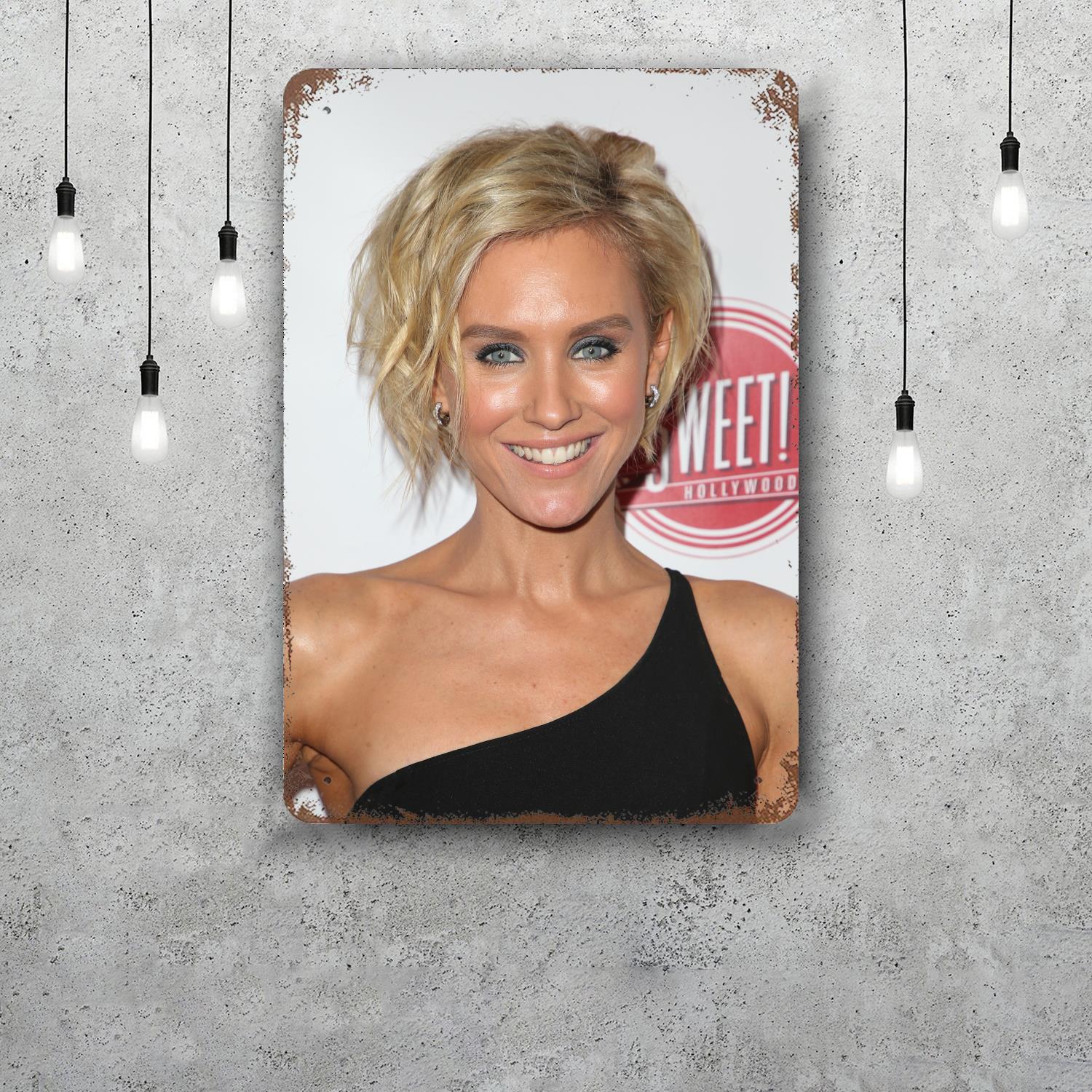 

Nicky Whelan Vintage Metal Tin Signs Posters Decor Retro Metal Plaque Wall Art Decor for Garage Bar 20x30cm（7.8x11.8inch）