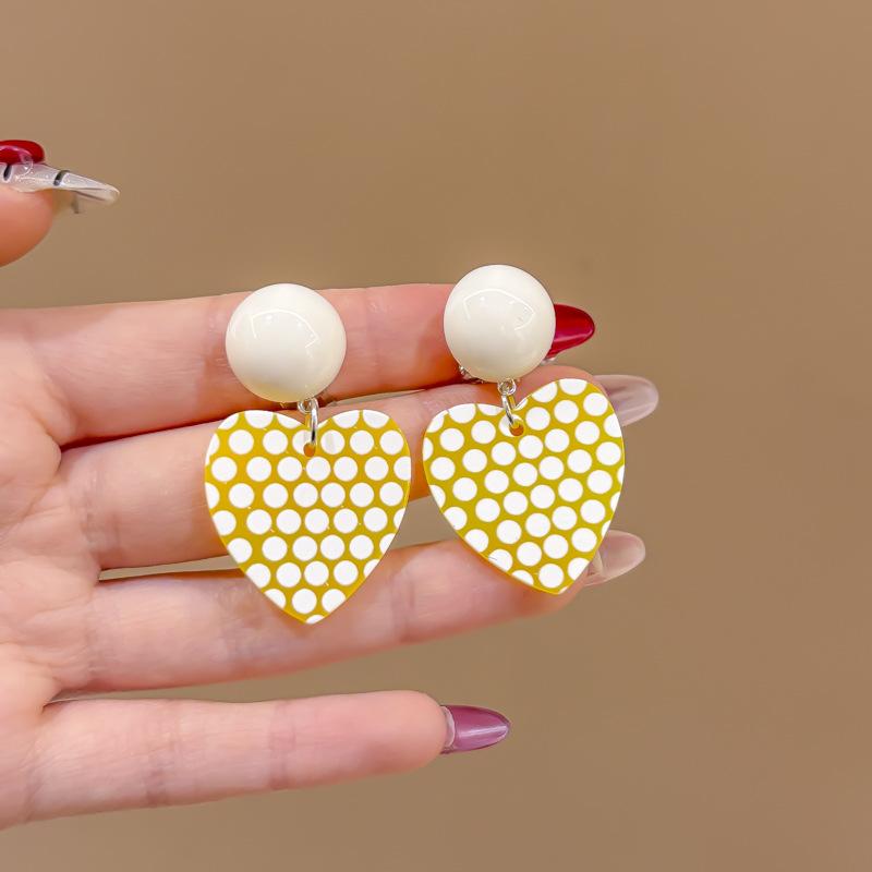 Dopamine flower ear hook women's new holiday style accessories ear clips without ear piercings, high-end seaside cute ear accessories