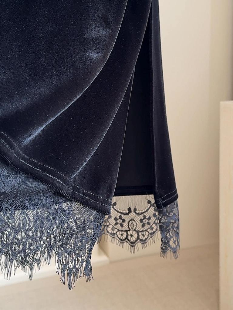 Französisches schwarzes Samt-Midikleid mit Spitzensaum und Schlitz – Herbst/Winter