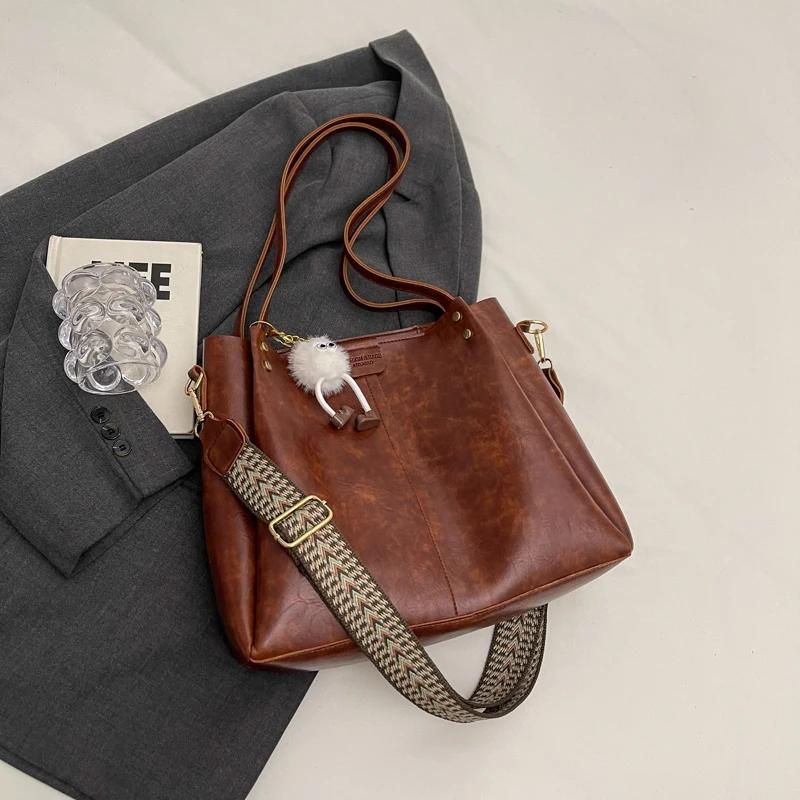 Large capacity bag for women  single shoulder bag  crossbody bag for university students  fashionable autumn and winter