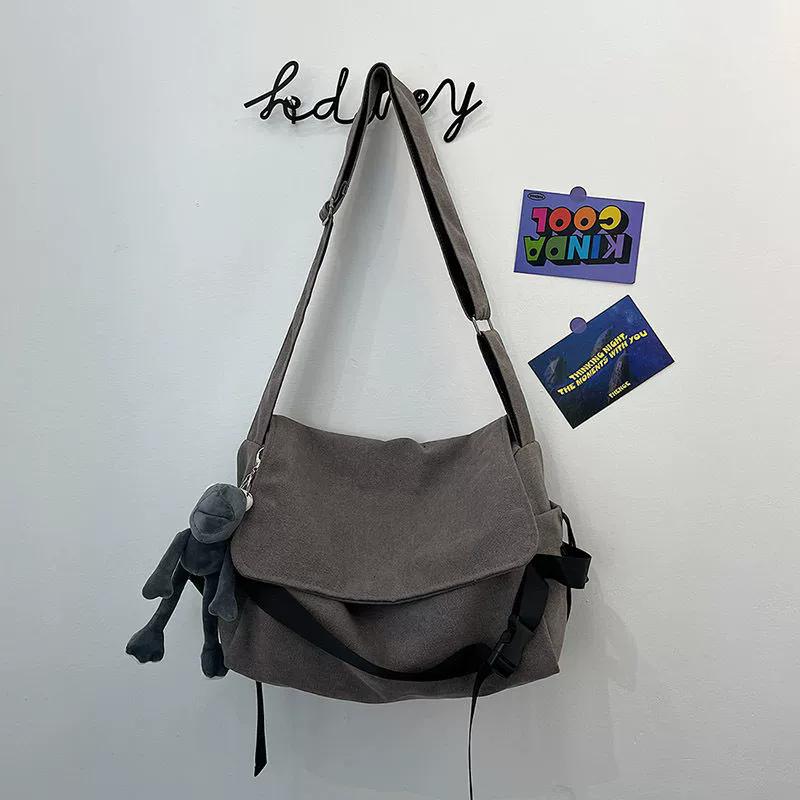 

Men s Solid Canvas Crossbody Bag with Cartoon Charm Large Capacity Casual Shoulder Bag for Daily Work Commute сірий