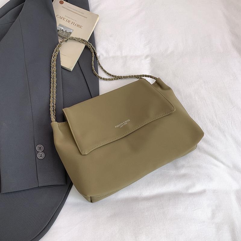 

Новая вместительная новая простая сумка через плечо на цепочке для通勤, женская осенне-зимняя новая универсальная новая сумка-тоут хаки