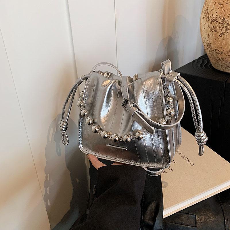 Ny Trendig och Moderiktig High end One Shoulder Crossbody, Liten och Populär Design, Skrynklig PU Utsökt